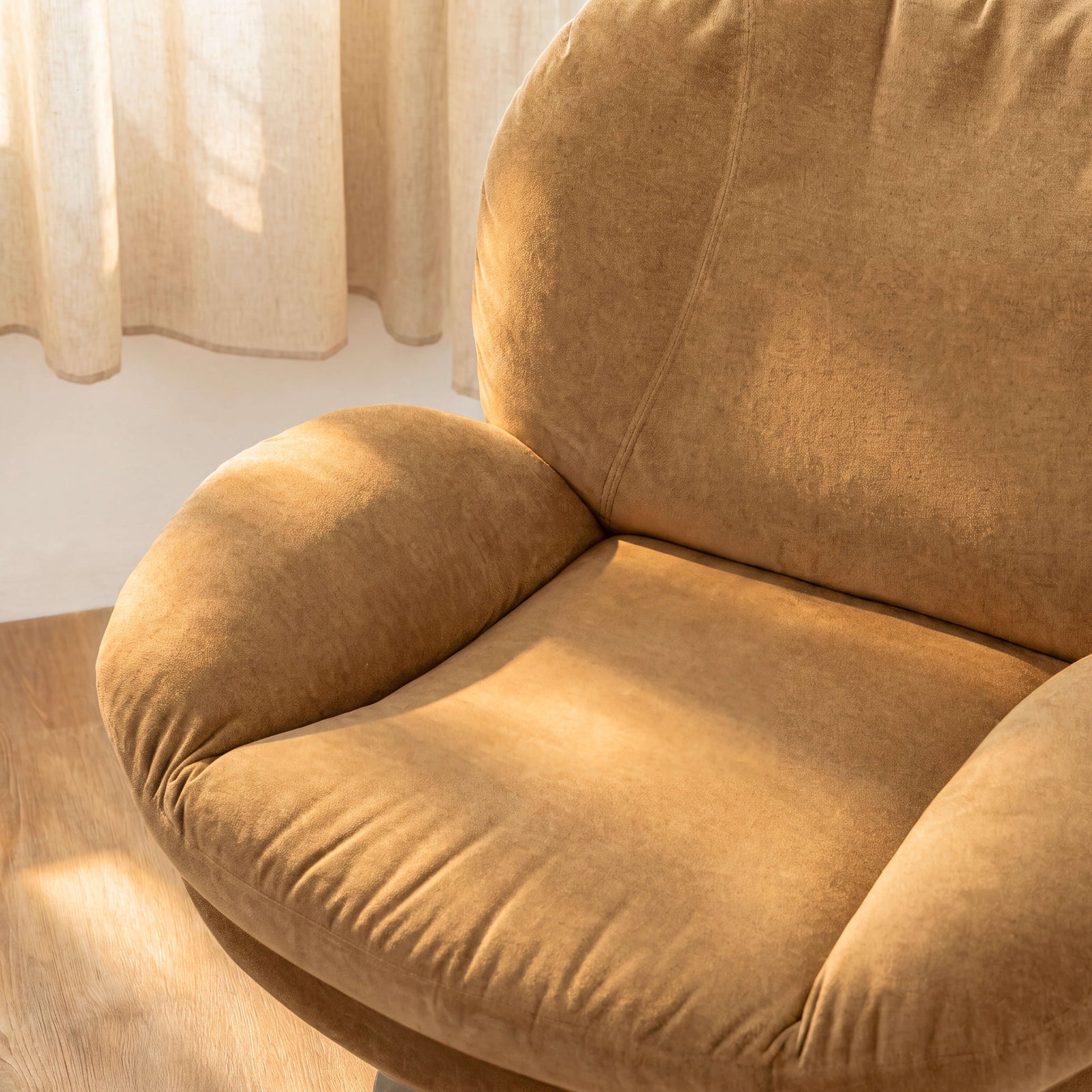 Détail de l'assise et du dossier matelassés du fauteuil Ricci en velours jaune moutarde, forme arrondie vintage