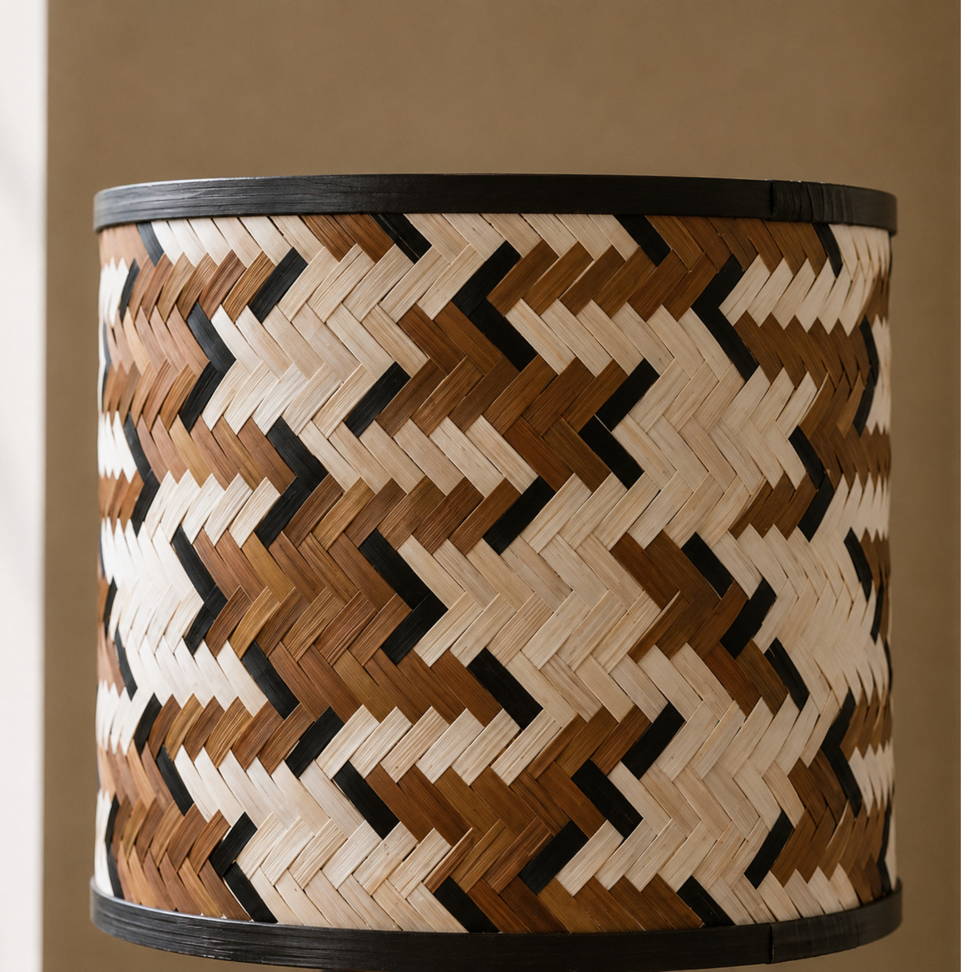 Grande lampe à poser Phil en bois de chêne et bambou marron et noir