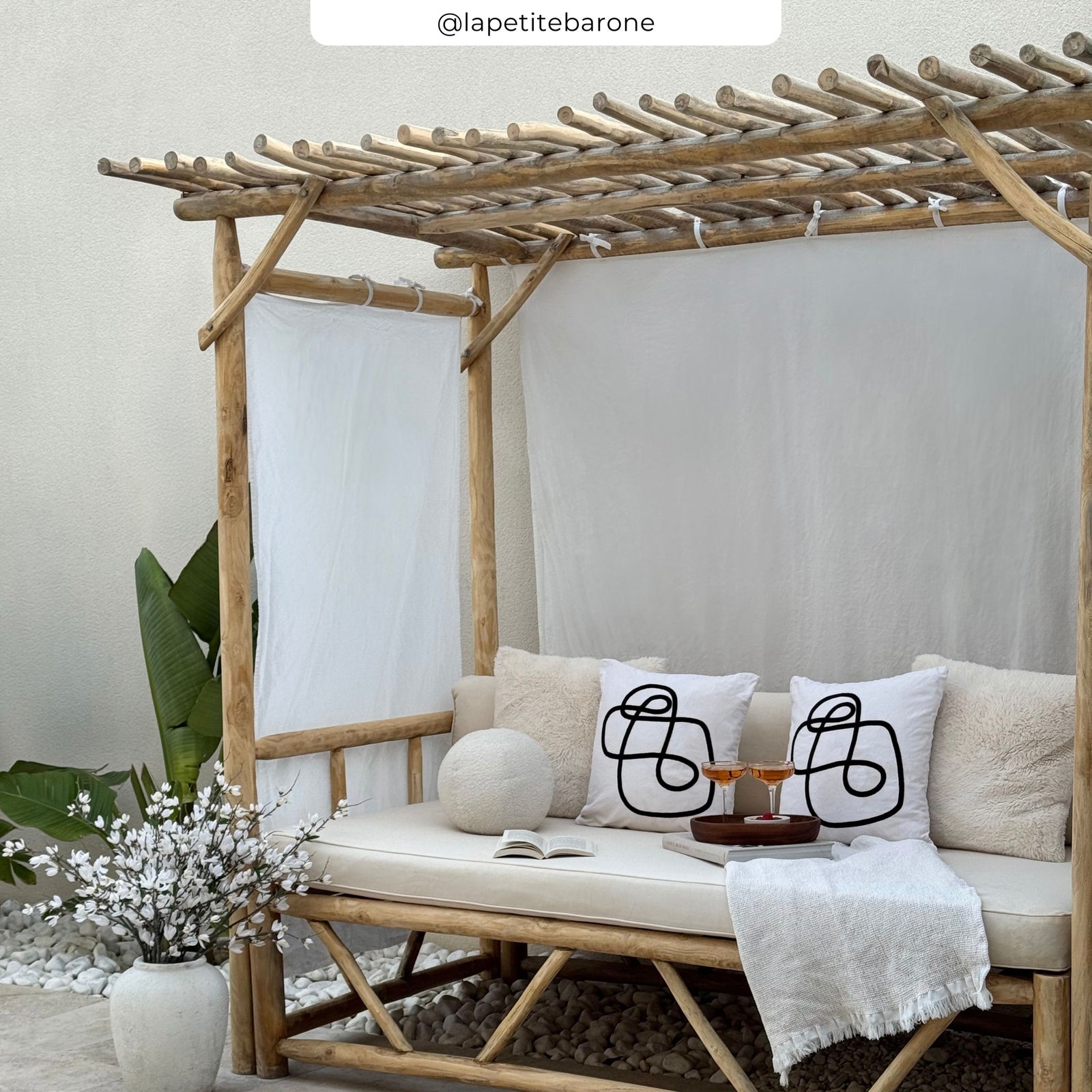giardino letto a baldacchino bianco beige legno bambù bohemien tika