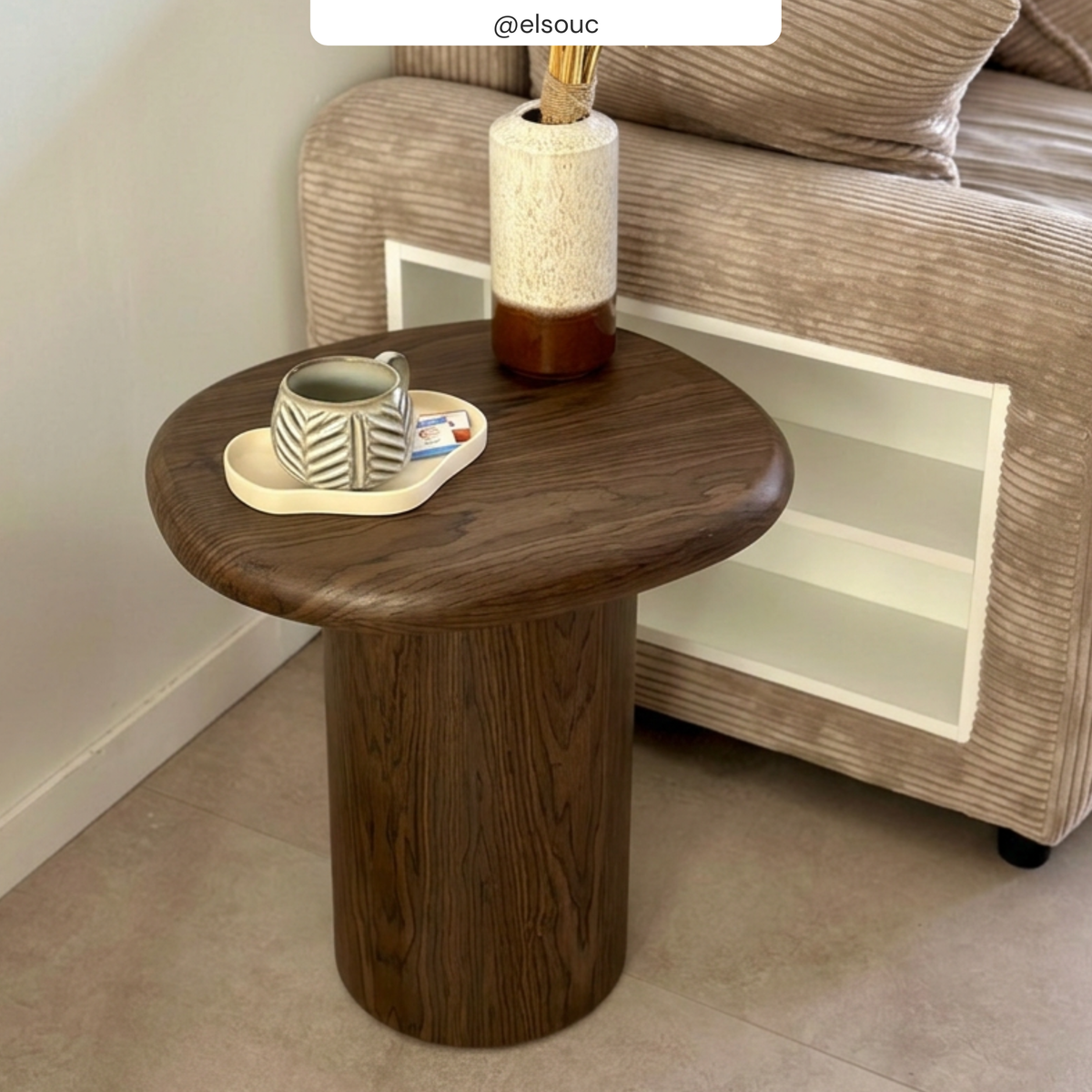 Jolie table d'appoint noyer avec tasse et diffuseur – Maison Pavane