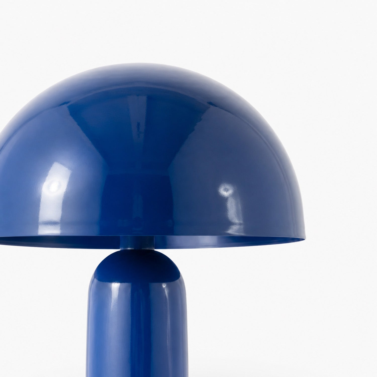 Détail de l'abat-jour dôme en métal bleu foncé du lampadaire Clara - Maison Pavane