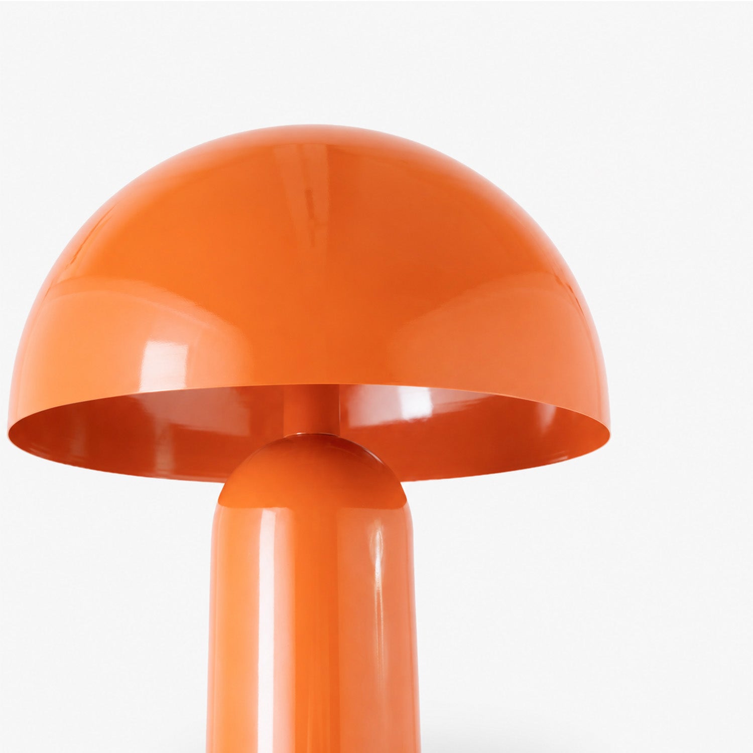 Détail de l'intérieur de l'abat-jour dôme en métal orange du lampadaire Clara - Maison Pavane