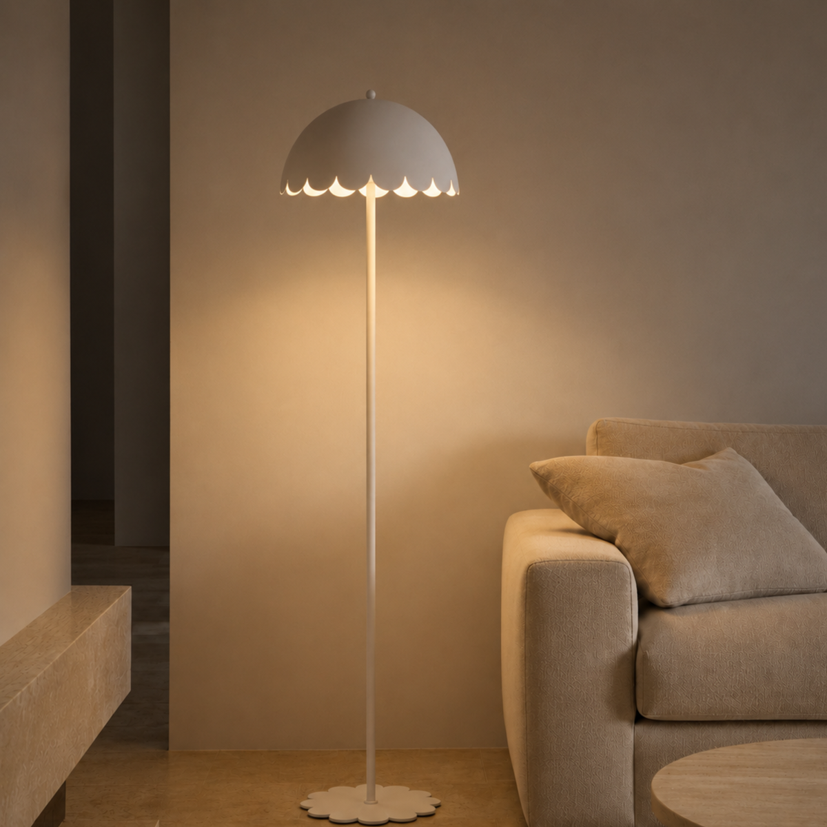 Lampadaire Flow en métal blanc, allumé dans un salon près d'un canapé beige et d'un sol en bois clair