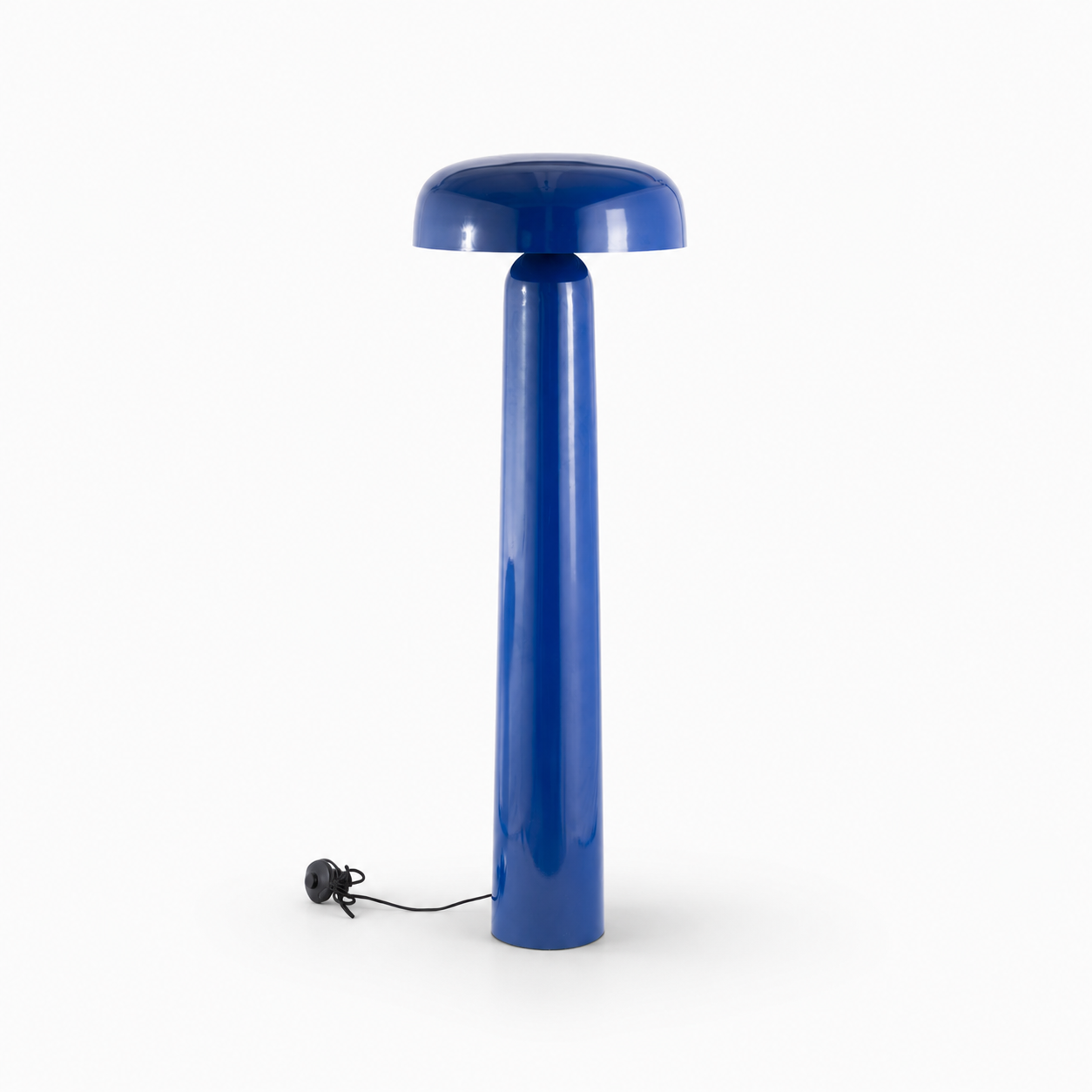 Lampadaire Livia en métal bleu foncé, abat-jour plat sur colonne cylindrique - Maison Pavane