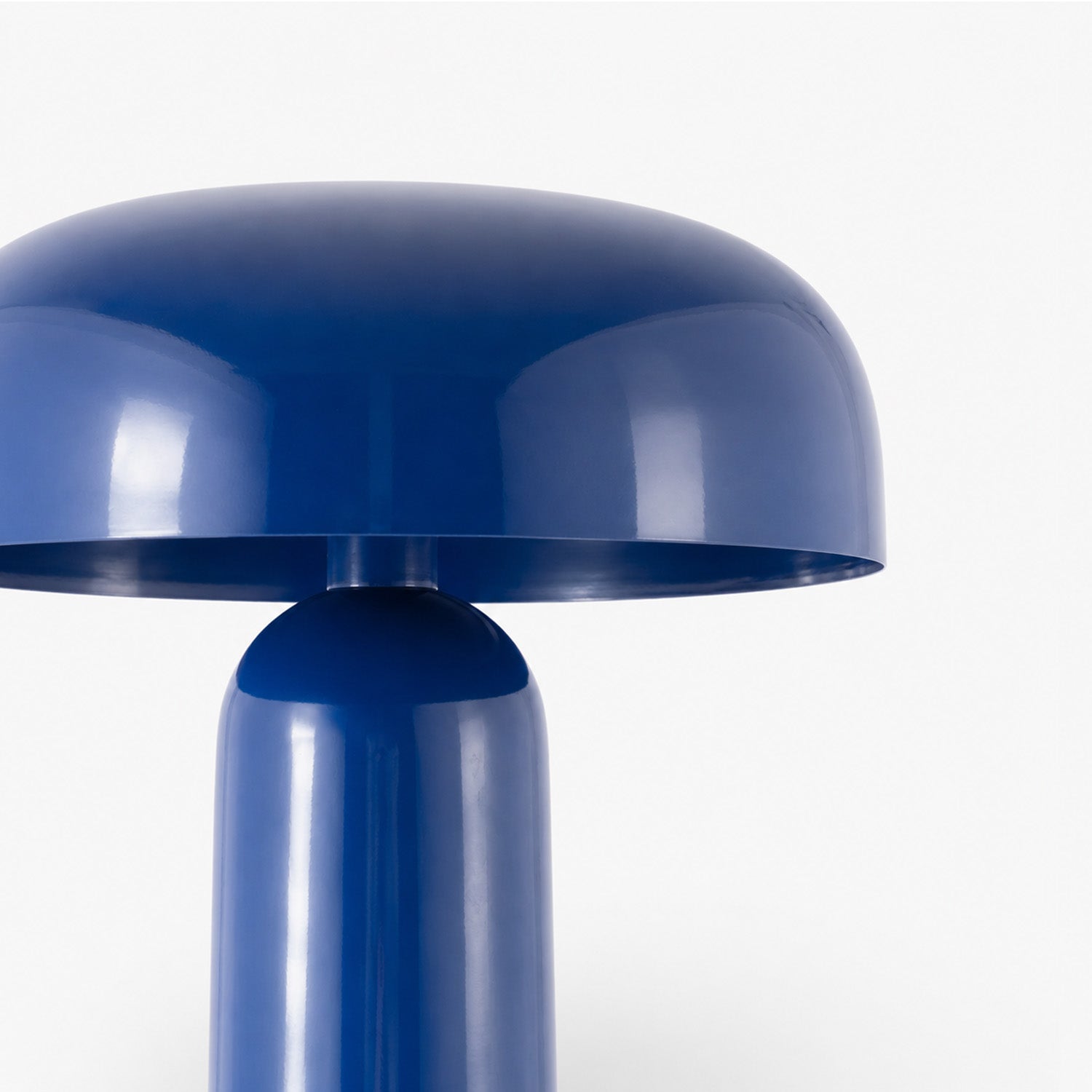Détail de l'abat-jour plat en métal bleu foncé du lampadaire Livia - Maison Pavane