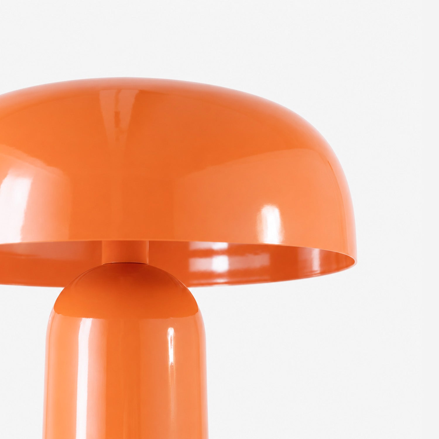 Détail de l'intérieur de l'abat-jour plat en métal orange du lampadaire Livia - Maison Pavane