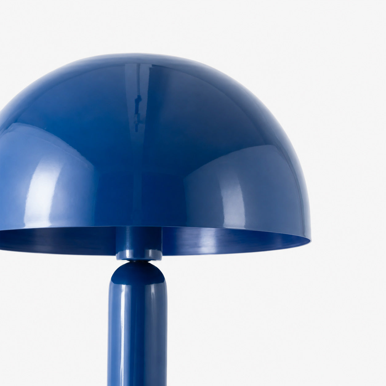 Détail de l'abat-jour dôme et du pied tourné bleu foncé du lampadaire Romy - Maison Pavane