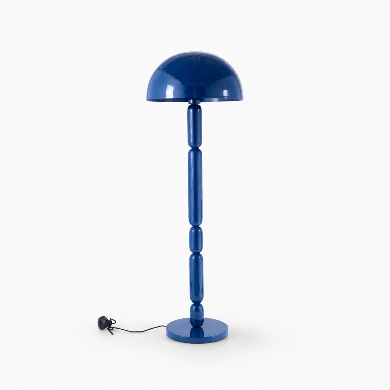 Lampadaire Romy en bois et métal bleu foncé, pied tourné et abat-jour dôme - Maison Pavane