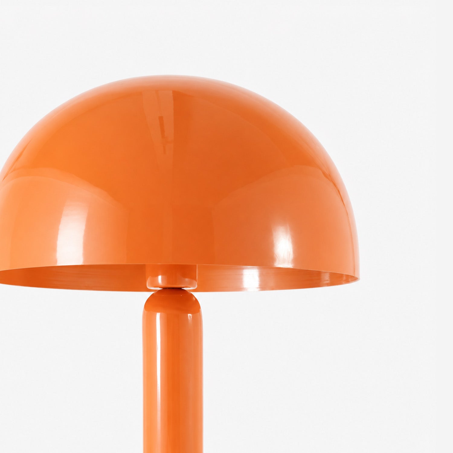 Détail de l'abat-jour dôme en métal orange du lampadaire Romy - Maison Pavane