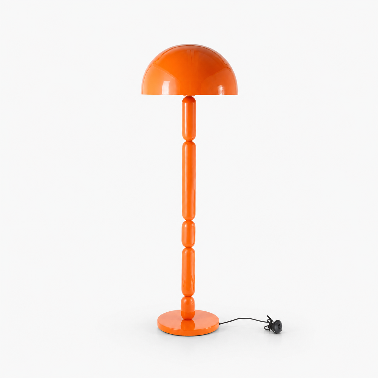 Lampadaire Romy en bois et métal orange, pied tourné et abat-jour dôme - Maison Pavane
