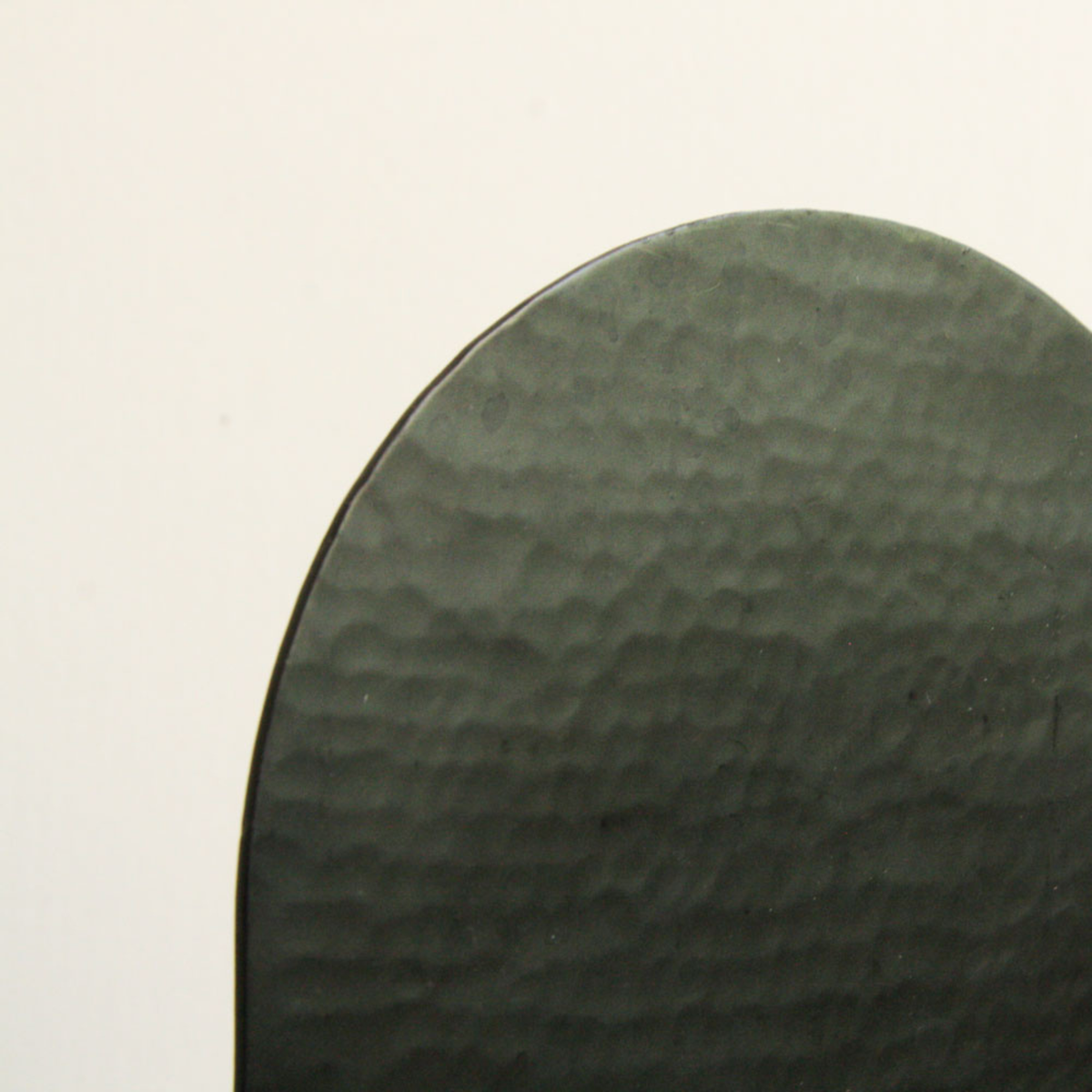 Détail du panneau texturé du lampadaire Totem en métal noir et doré H146 cm - Maison Pavane