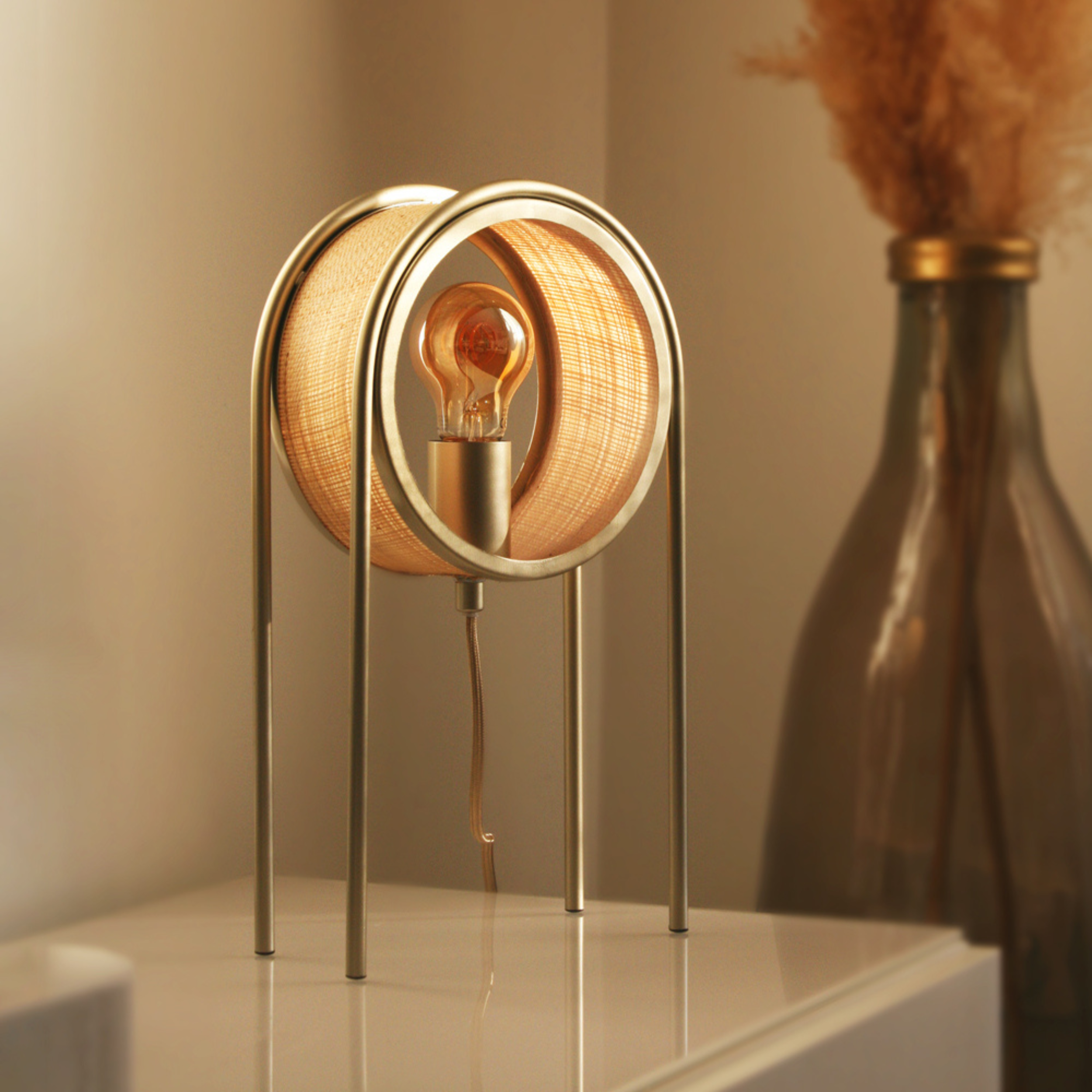 Lampe à poser Bob en fibre naturelle allumée dans un séjour - Maison Pavane