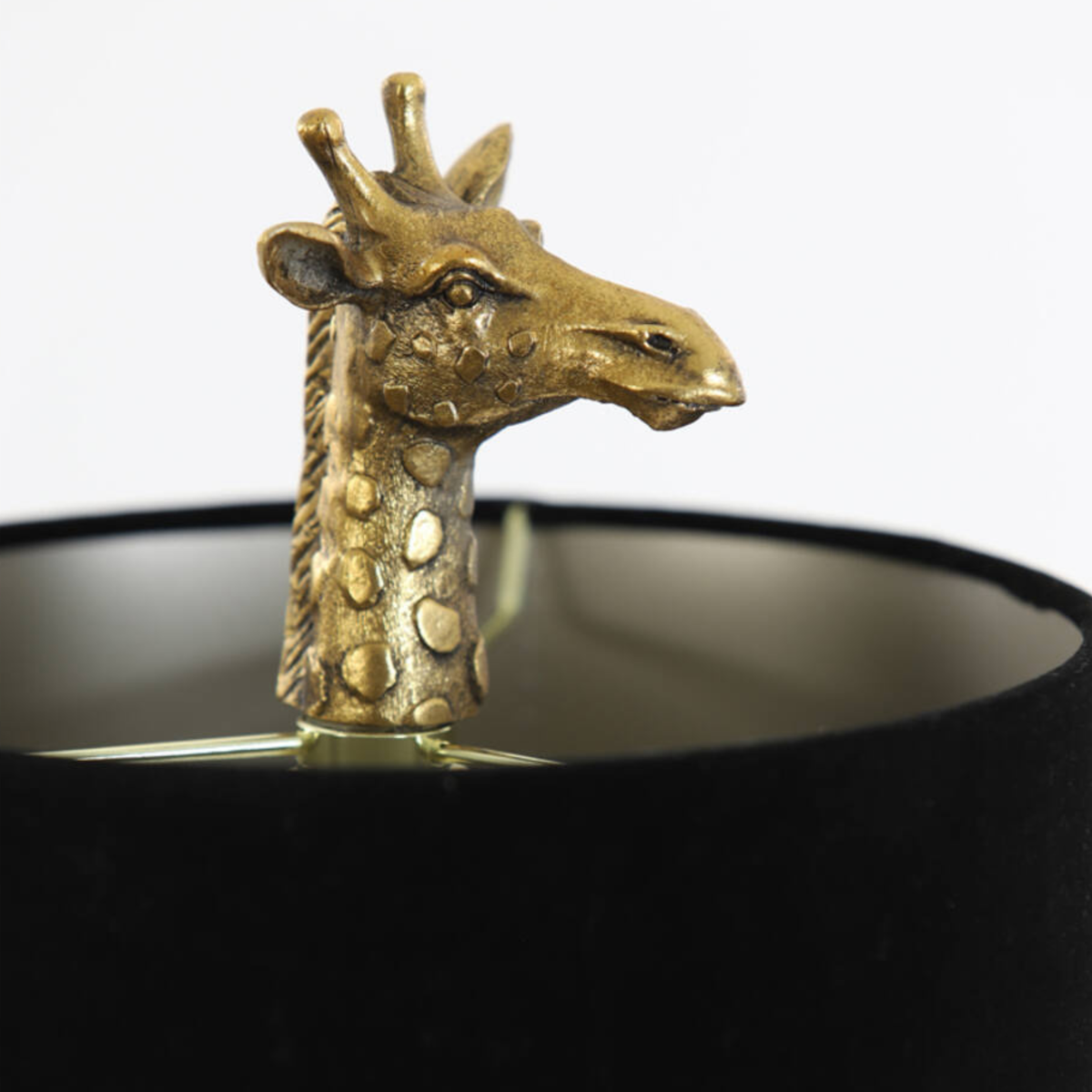 Détail de la tête de girafe de la lampe à poser Girafe en plastique bronze et velours noir - Maison Pavane