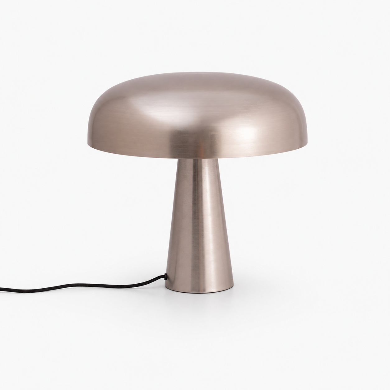 Lampe à poser Livia en métal doré, abat-jour plat sur pied conique - Maison Pavane