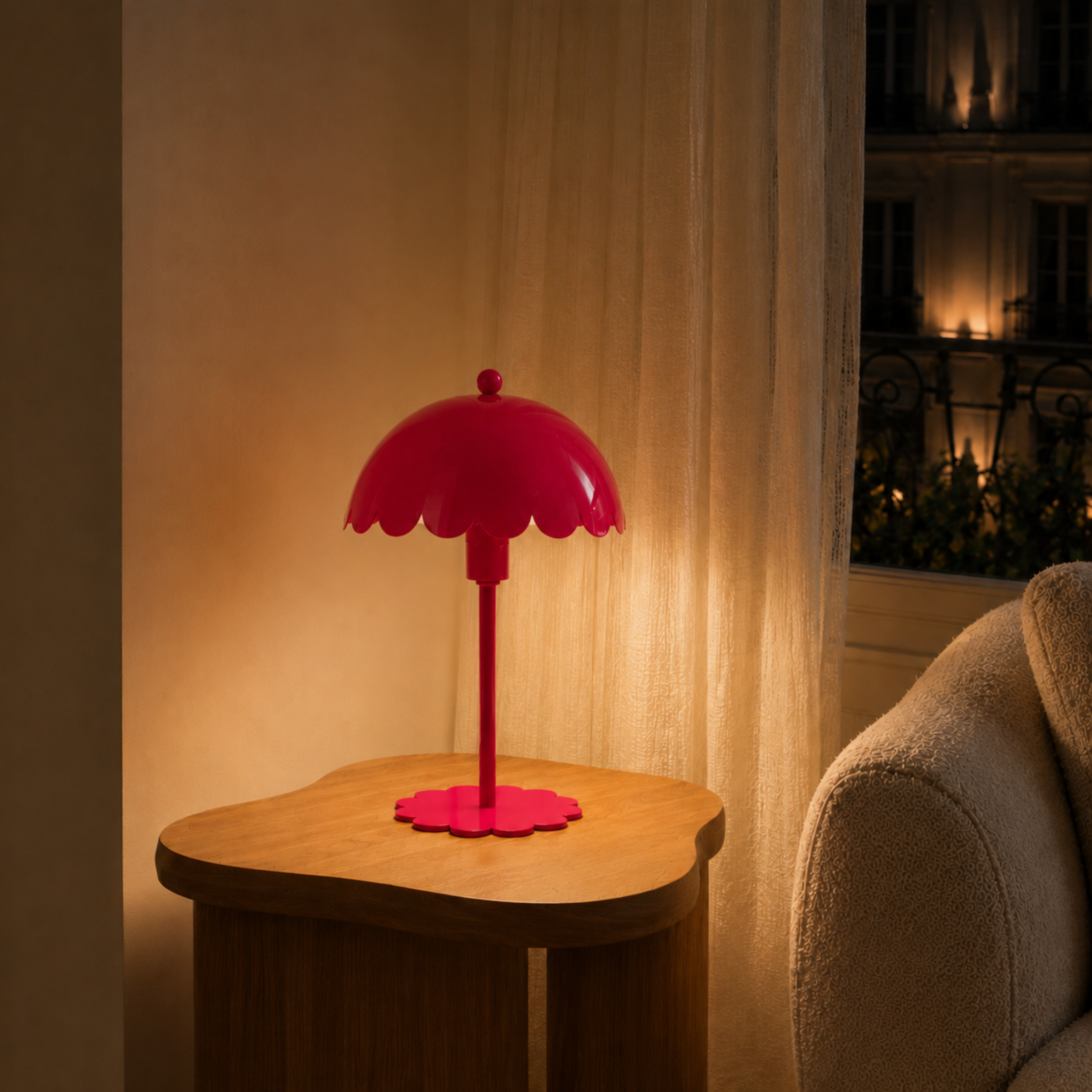 Lampe à poser Margot en métal framboise allumée, ambiance de soir - Maison Pavane