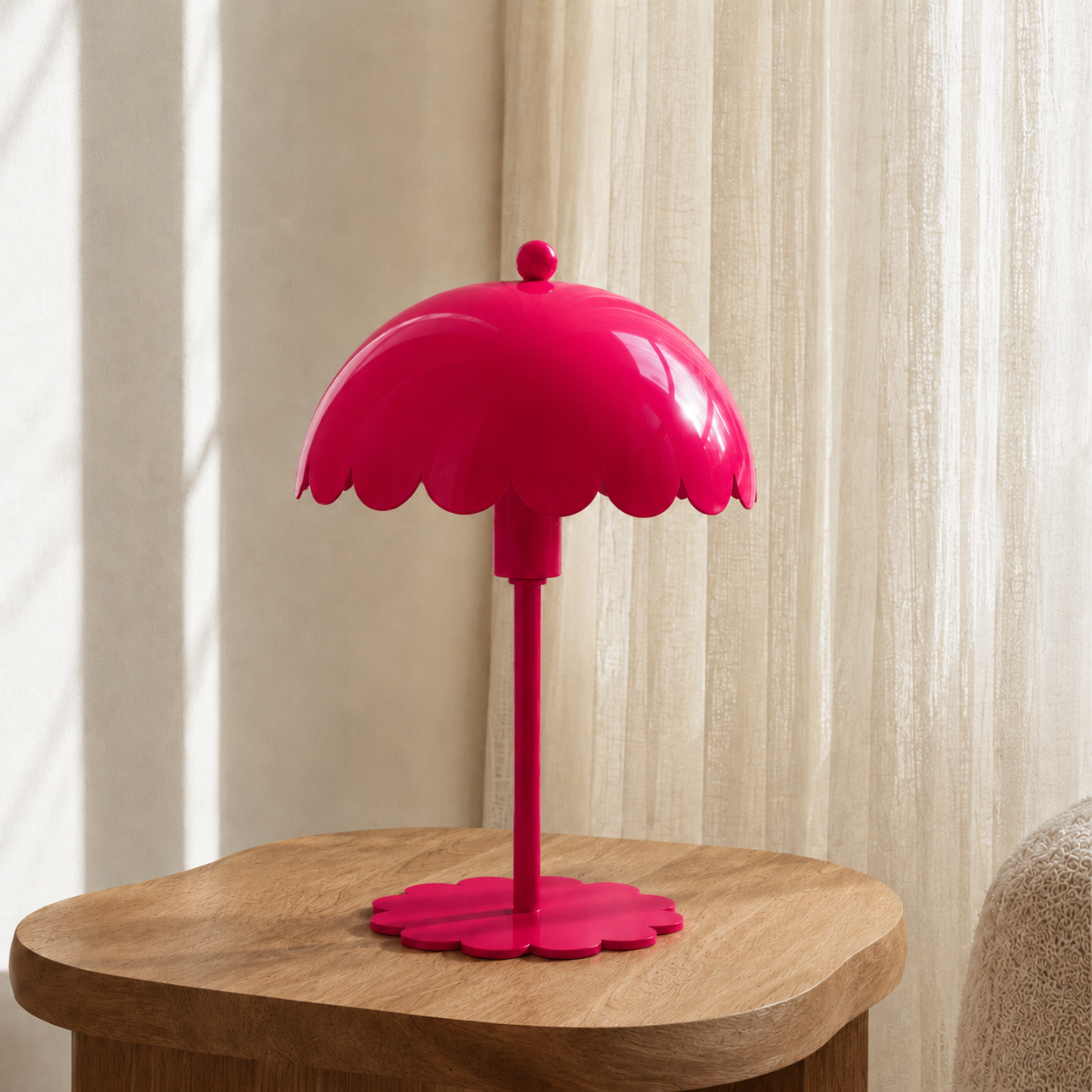 Lampe à poser Margot en métal framboise sur une table d'appoint en bois - Maison Pavane