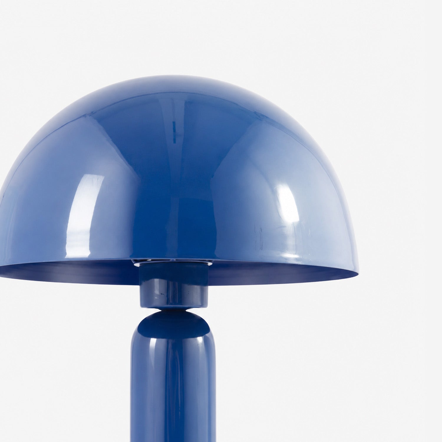 Détail de l'abat-jour dôme en métal bleu foncé de la lampe Romy - Maison Pavane