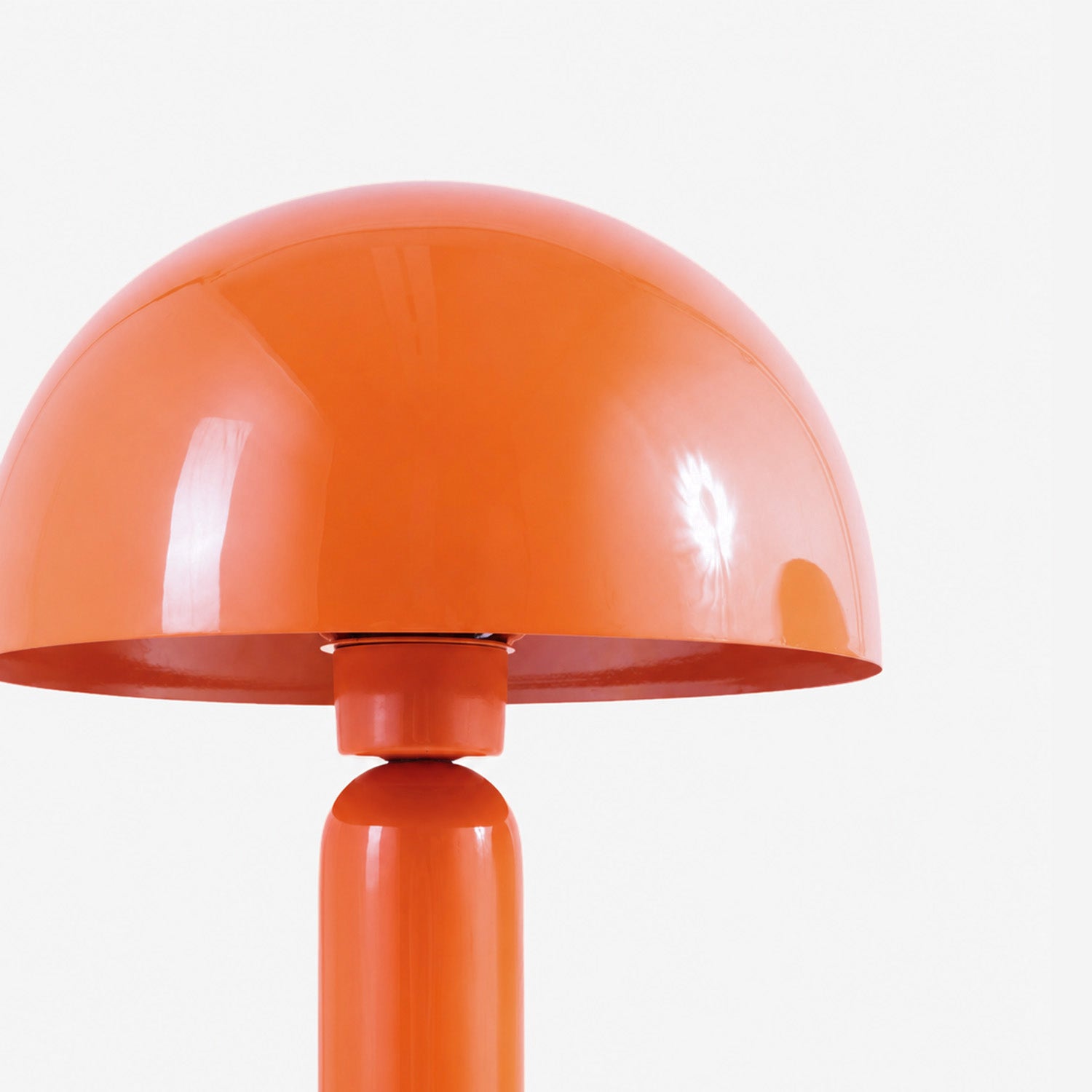 Détail de l'intérieur de l'abat-jour dôme en métal orange de la lampe Romy - Maison Pavane