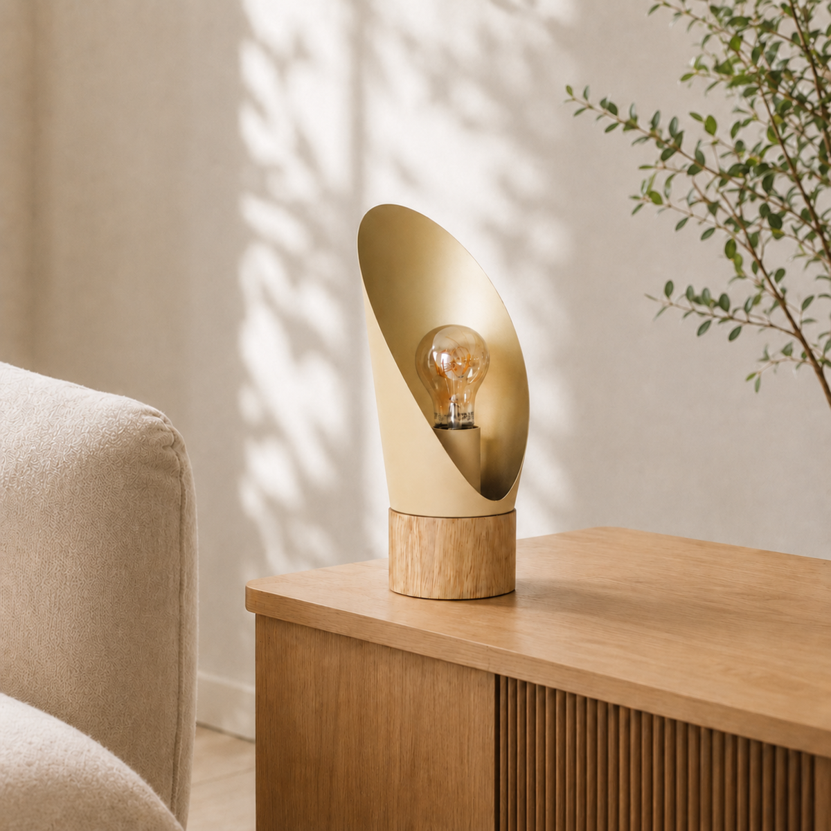 Lampe à poser Spoon en métal crème et bois H30 cm, sur un buffet en bois à côté d'un canapé beige