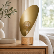Lampe à poser Spoon en métal crème et bois H44 cm, sur une table de chevet en bois et cannage près d'une fenêtre