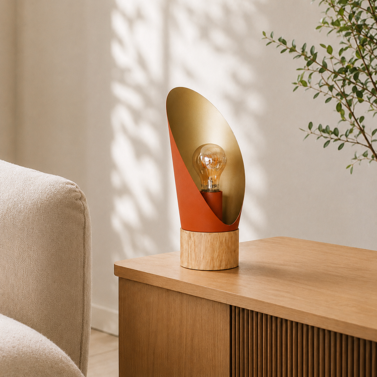 Lampe à poser Spoon en métal terracotta et bois H30 cm, sur un buffet en bois à côté d'un canapé beige