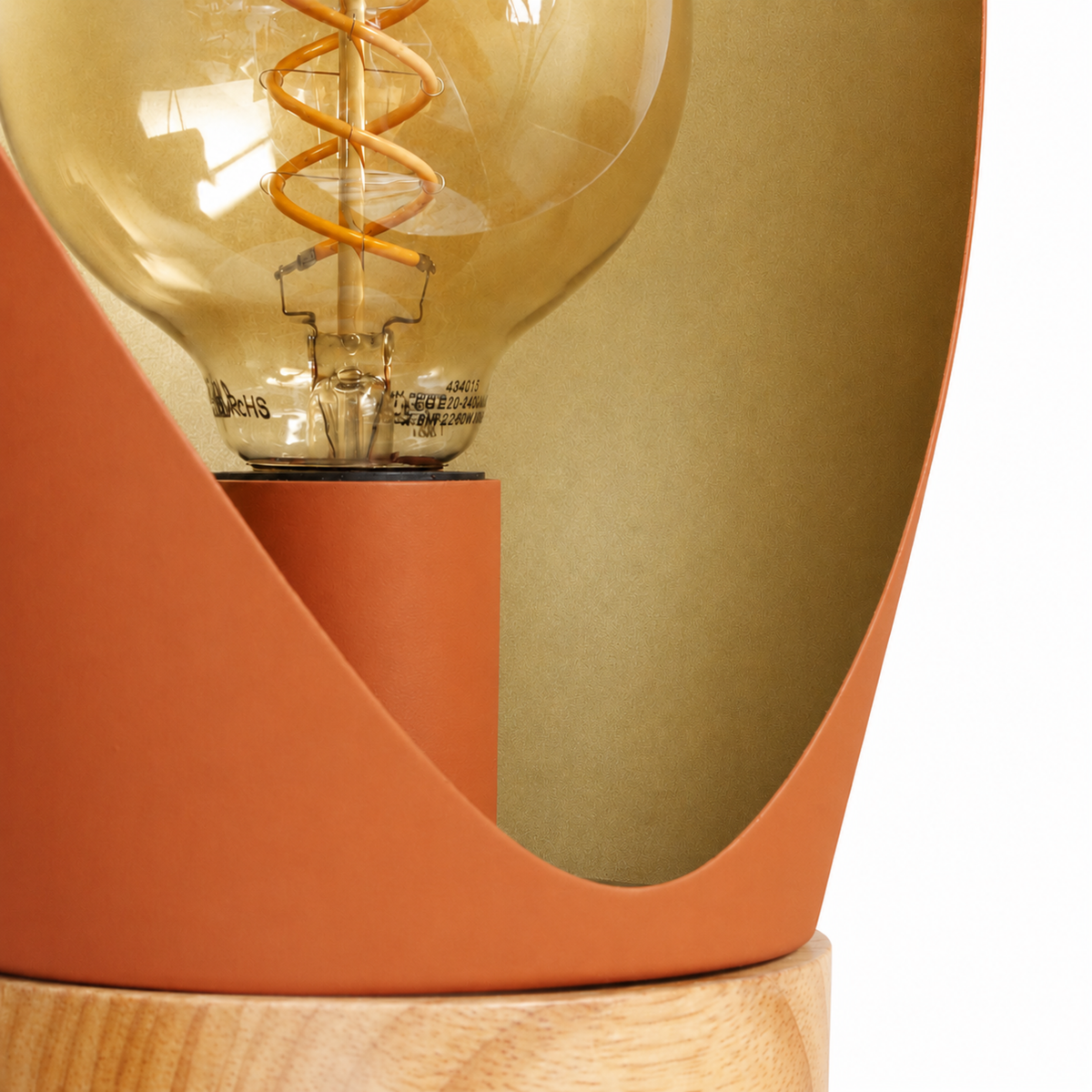 Détail de l'ampoule et de la douille de la lampe à poser Spoon en métal terracotta H44 cm - Maison Pavane