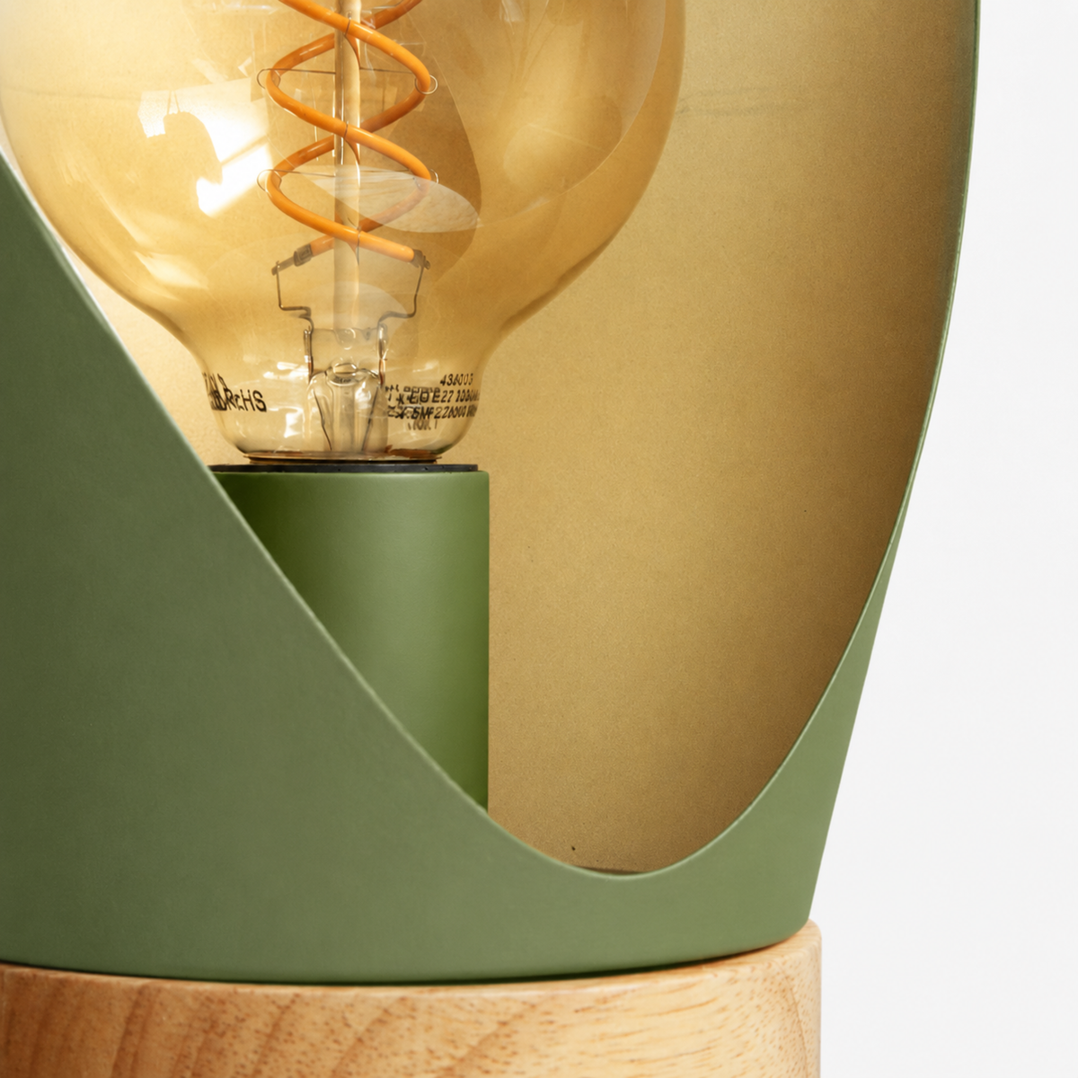 Détail de l'ampoule et de la douille de la lampe à poser Spoon en métal vert olive H44 cm - Maison Pavane