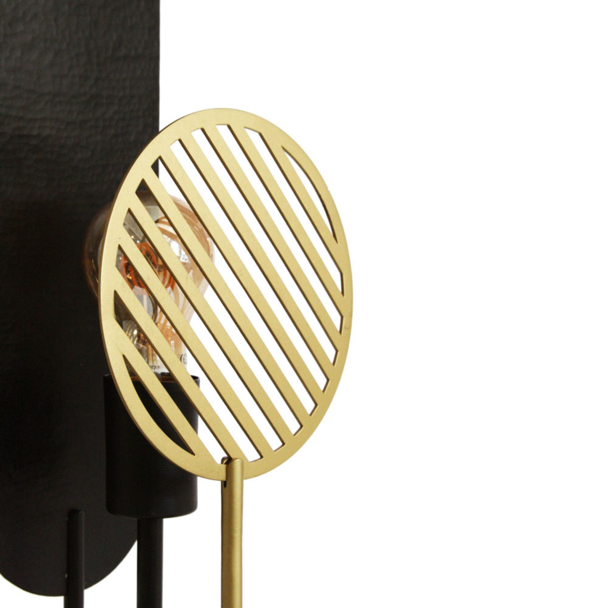 Détail de la grille dorée de la lampe à poser Totem en métal noir et doré H45 cm - Maison Pavane