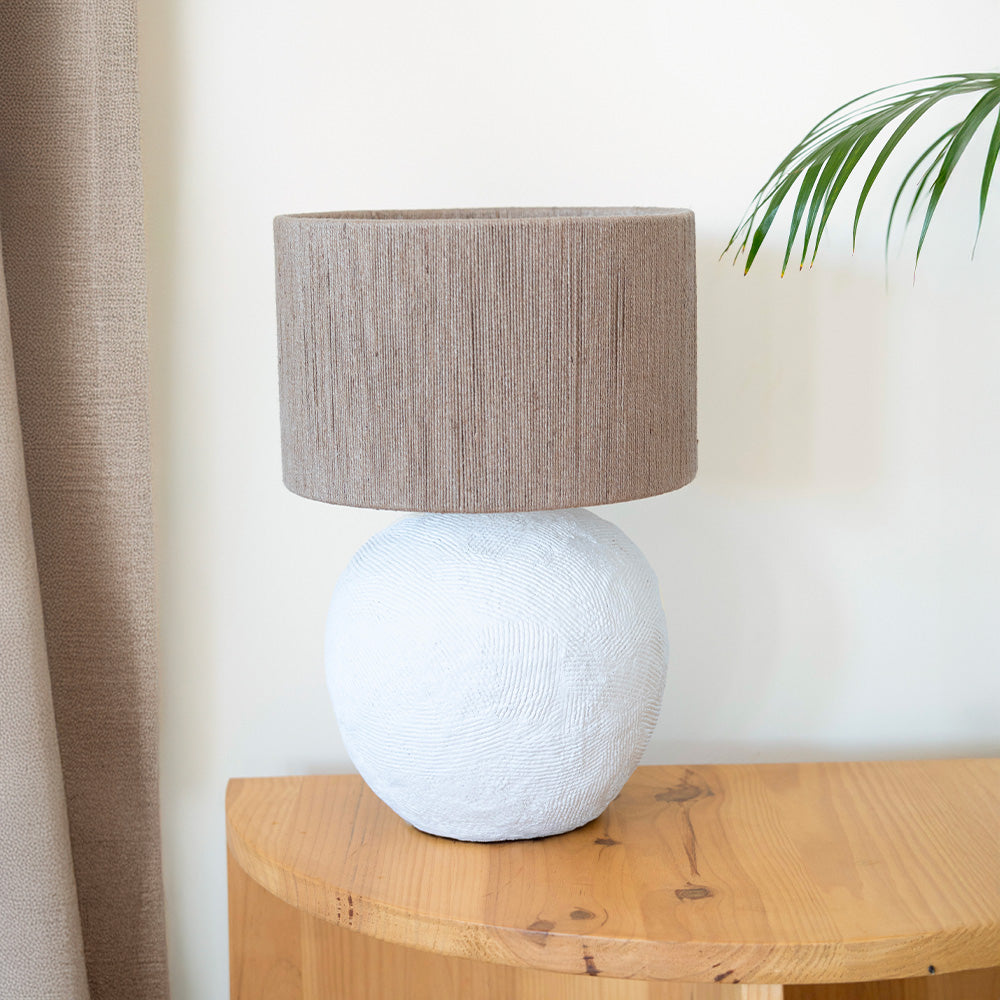 lampe blanche creme papier mache et abat jour en jute nina