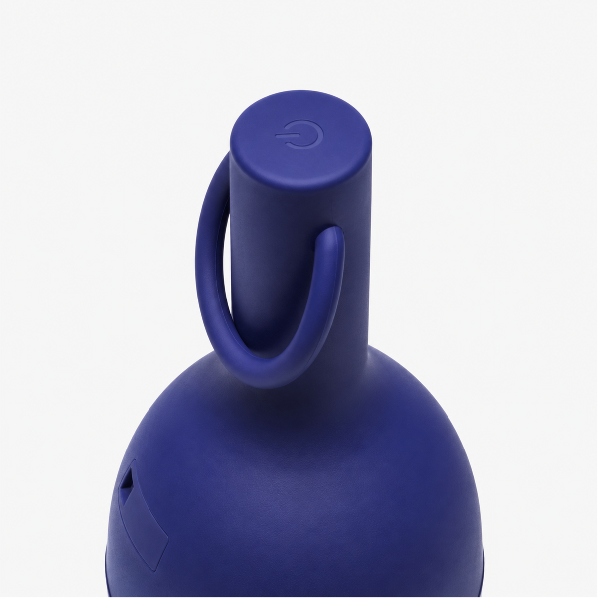 Détail de l'anse et du bouton de la lampe nomade Elo en plastique bleu - Maison Pavane
