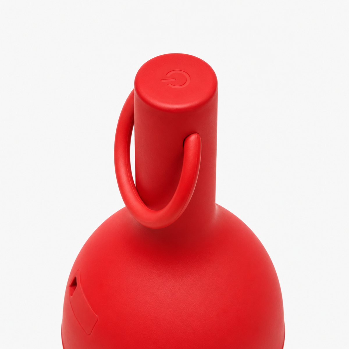 Détail de l'anse et du bouton de la lampe nomade Elo en plastique rouge - Maison Pavane