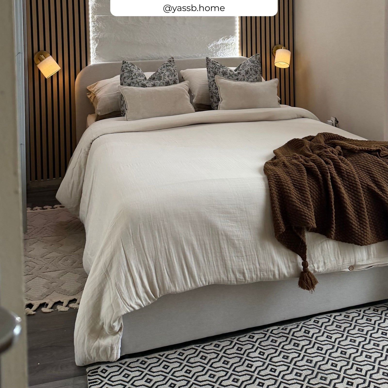 Lit coffre tissu beige couette crème plaid marron – Maison Pavane