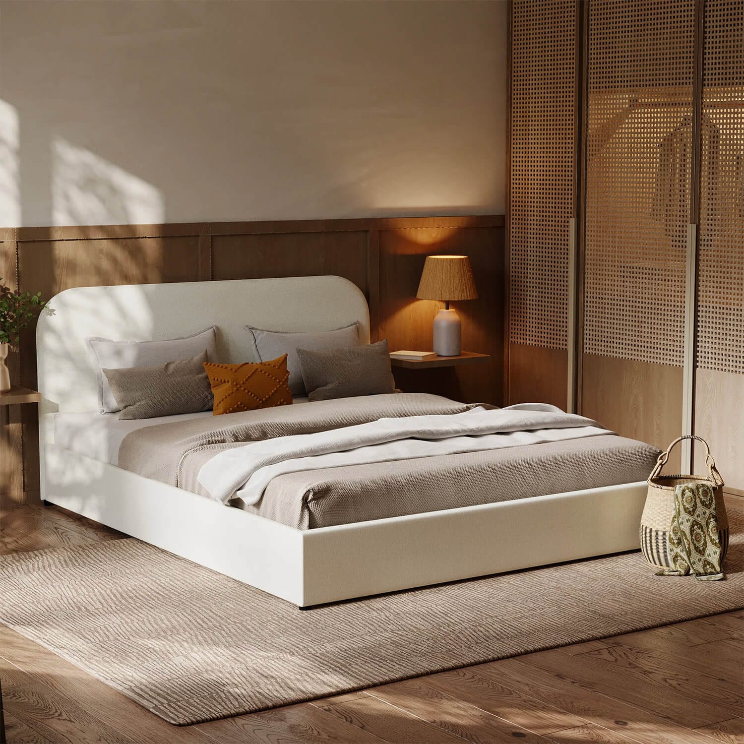 Lit double tapissé en bouclé blanc crème, tête de lit arrondie, ambiance chambre chaleureuse et naturelle – Maison Pavane