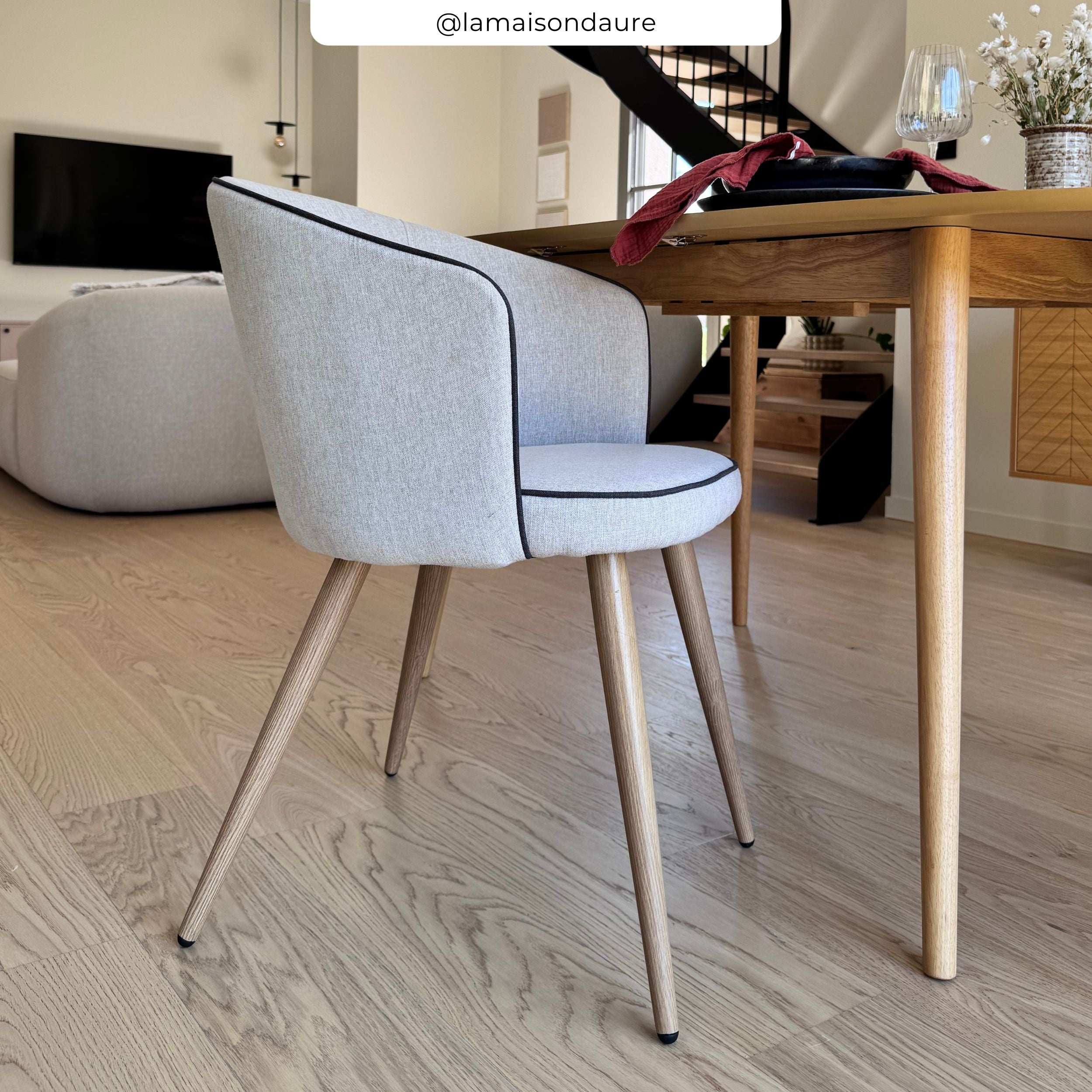 lot 2 sedie in tessuto beige chiara con gambe in legno finto