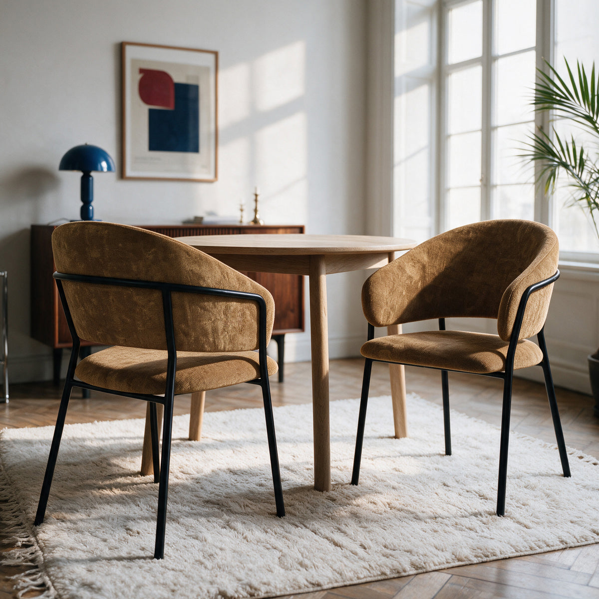 Lot de 2 chaises Amaya tissu caramel confort pieds métal noir dans salle à manger – Maison Pavane
