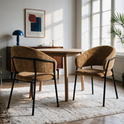 Lot de 2 chaises Amaya tissu caramel confort pieds métal noir dans salle à manger – Maison Pavane