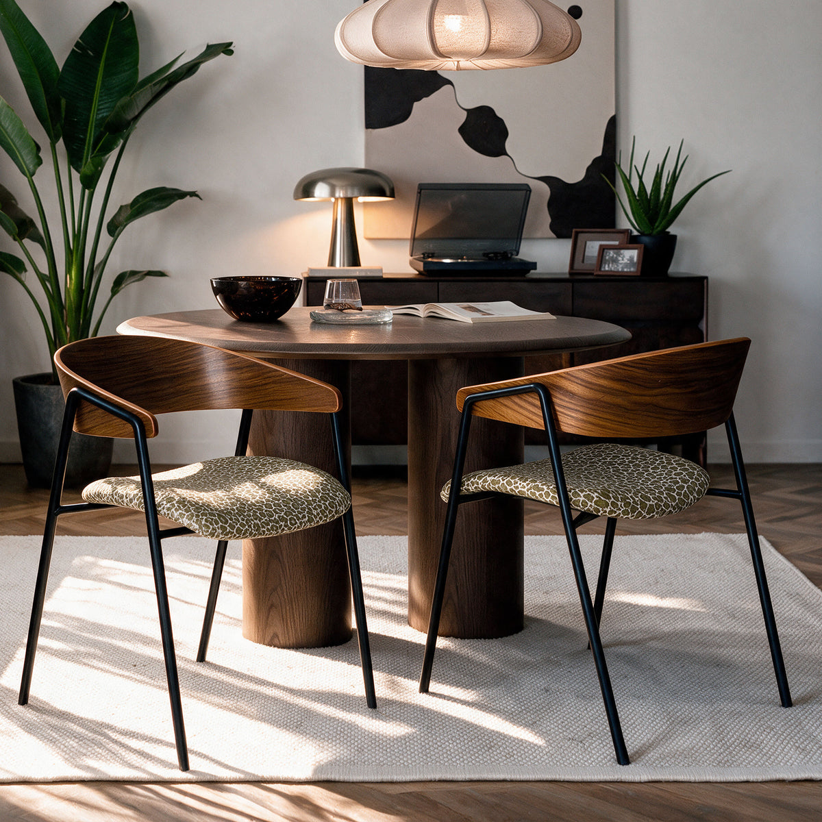 Lot de 2 chaises en tissu léopard kaki table 3 pieds – Maison Pavane