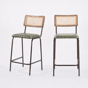 Lot de 2 chaises pour îlot central Arsène en cannage et cuir vert - Maison Pavane