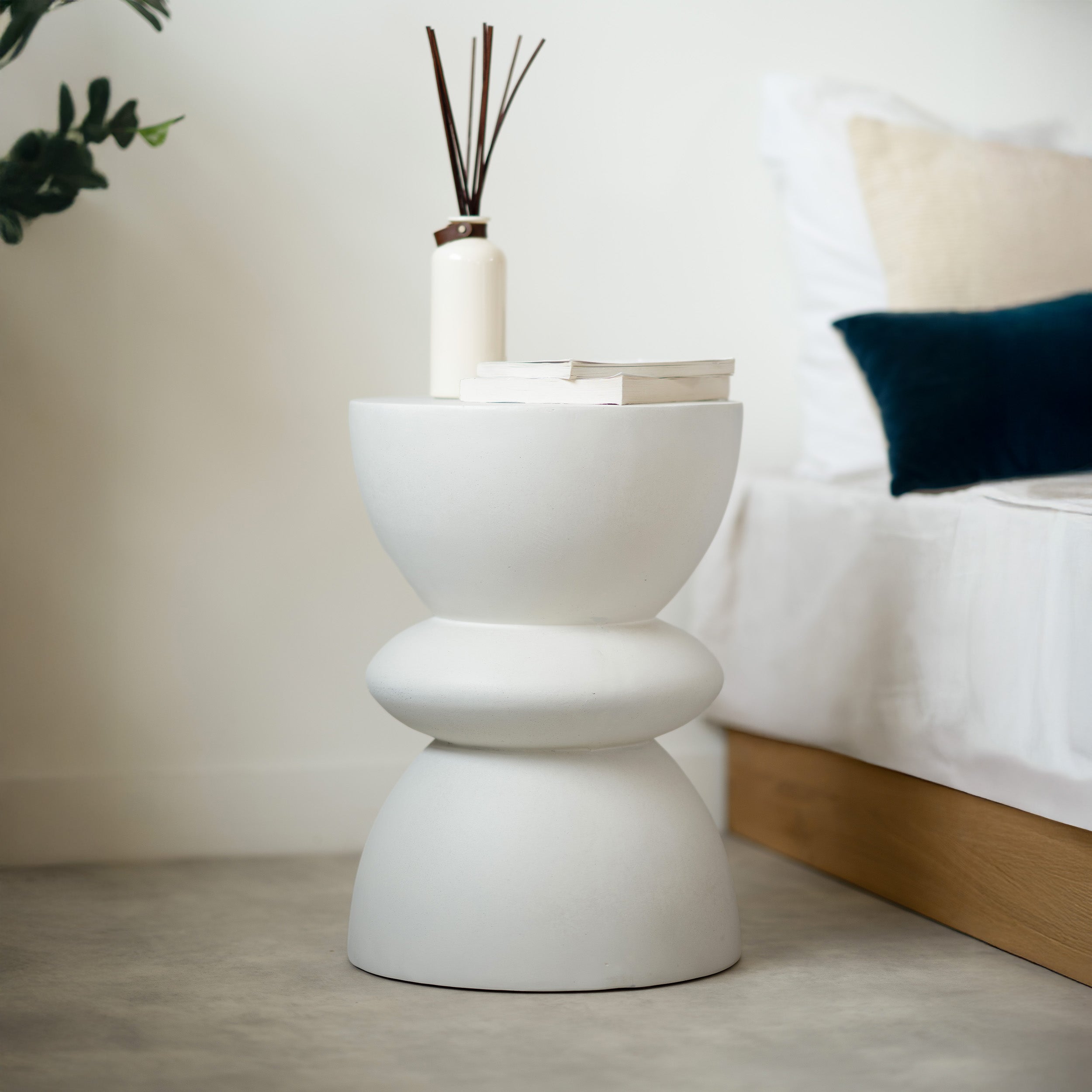 maupiti_tavolo_da_appoggio_camera_comodino_betone_grezzo_bianco