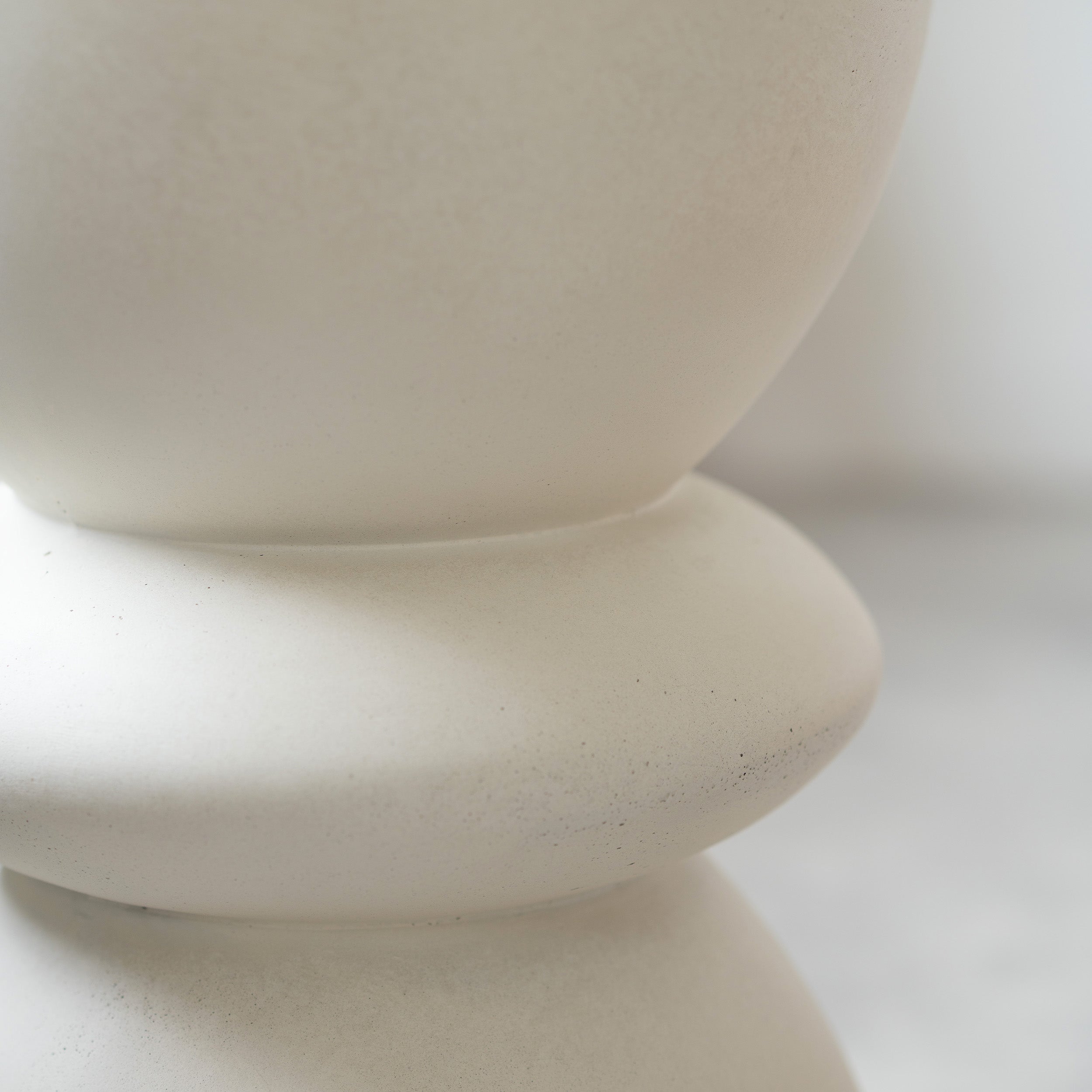 maupiti_tavolo_da_appoggio_materiale_grezzo_bianco_betone