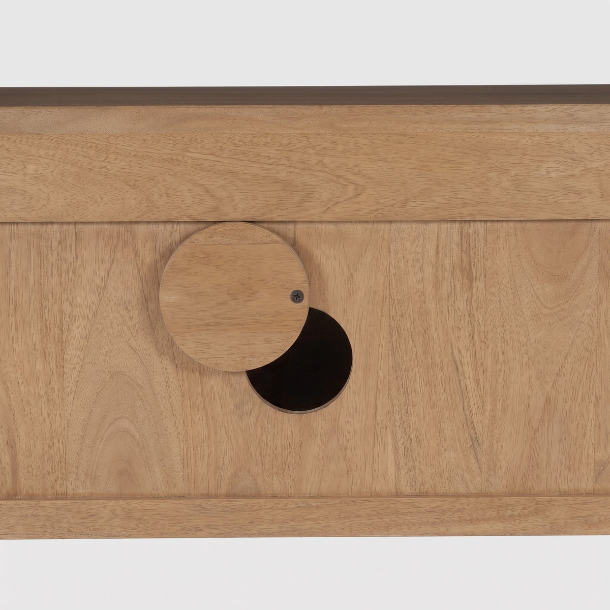 Détail du passe-câble du meuble TV Achille en bois de manguier marron clair - Maison Pavane