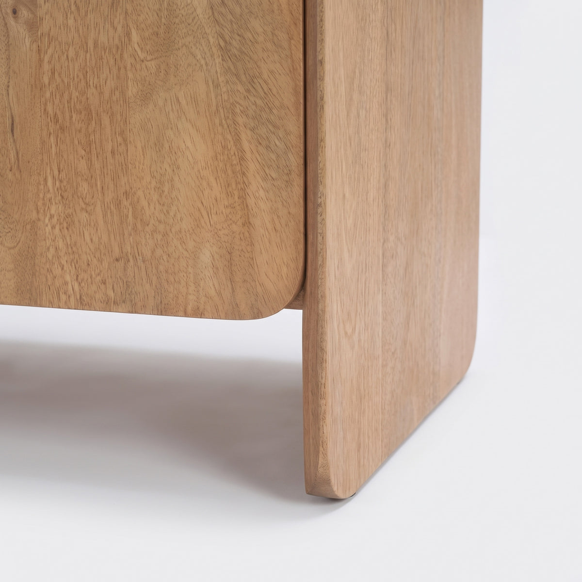 Détail du piètement en bois de manguier marron clair du meuble TV Achille - Maison Pavane