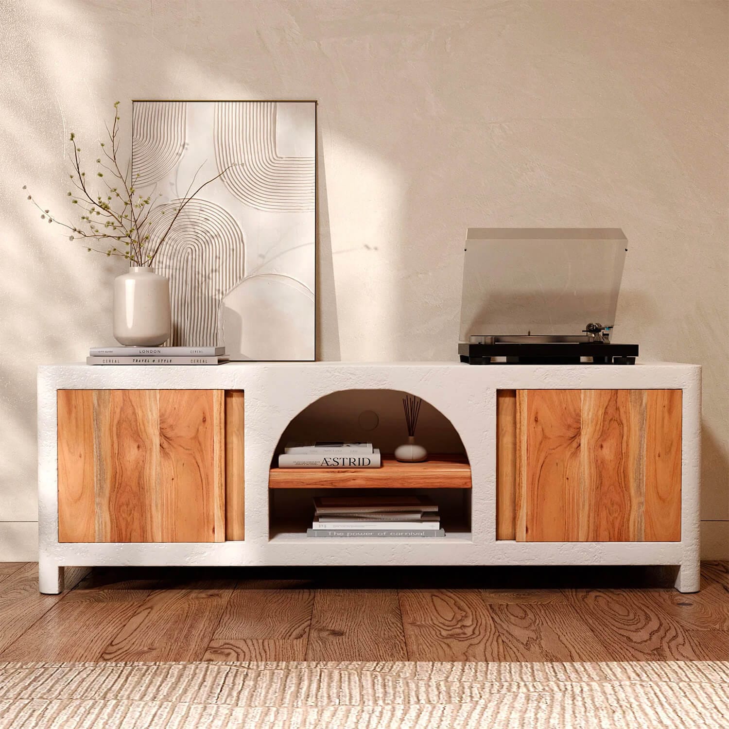 Meuble TV bas en bois d'acacia et stuc blanc texturé, niche arche centrale, style bohème chic lumineux – Maison Pavane