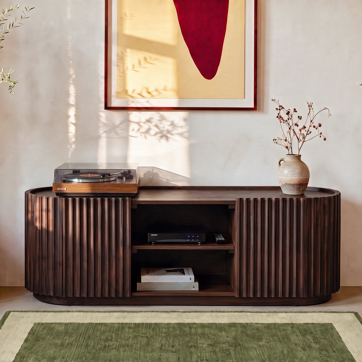 Meuble TV en bois de manguier couleur noyer tapis vert – Maison Pavane