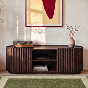 Meuble TV en bois de manguier couleur noyer tapis vert – Maison Pavane