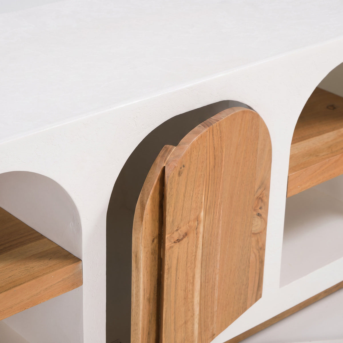 Détail de l'arche et de la porte en bois d'acacia du meuble TV Fira en plâtre blanc cassé - Maison Pavane
