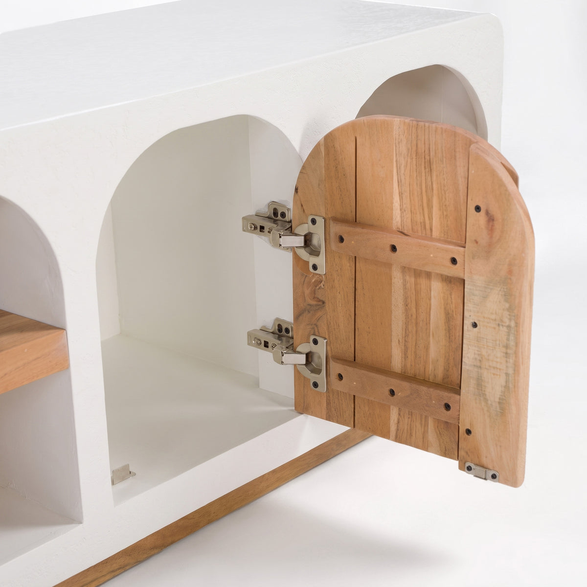 Détail d'une porte en bois d'acacia ouverte du meuble TV Fira en plâtre blanc cassé - Maison Pavane
