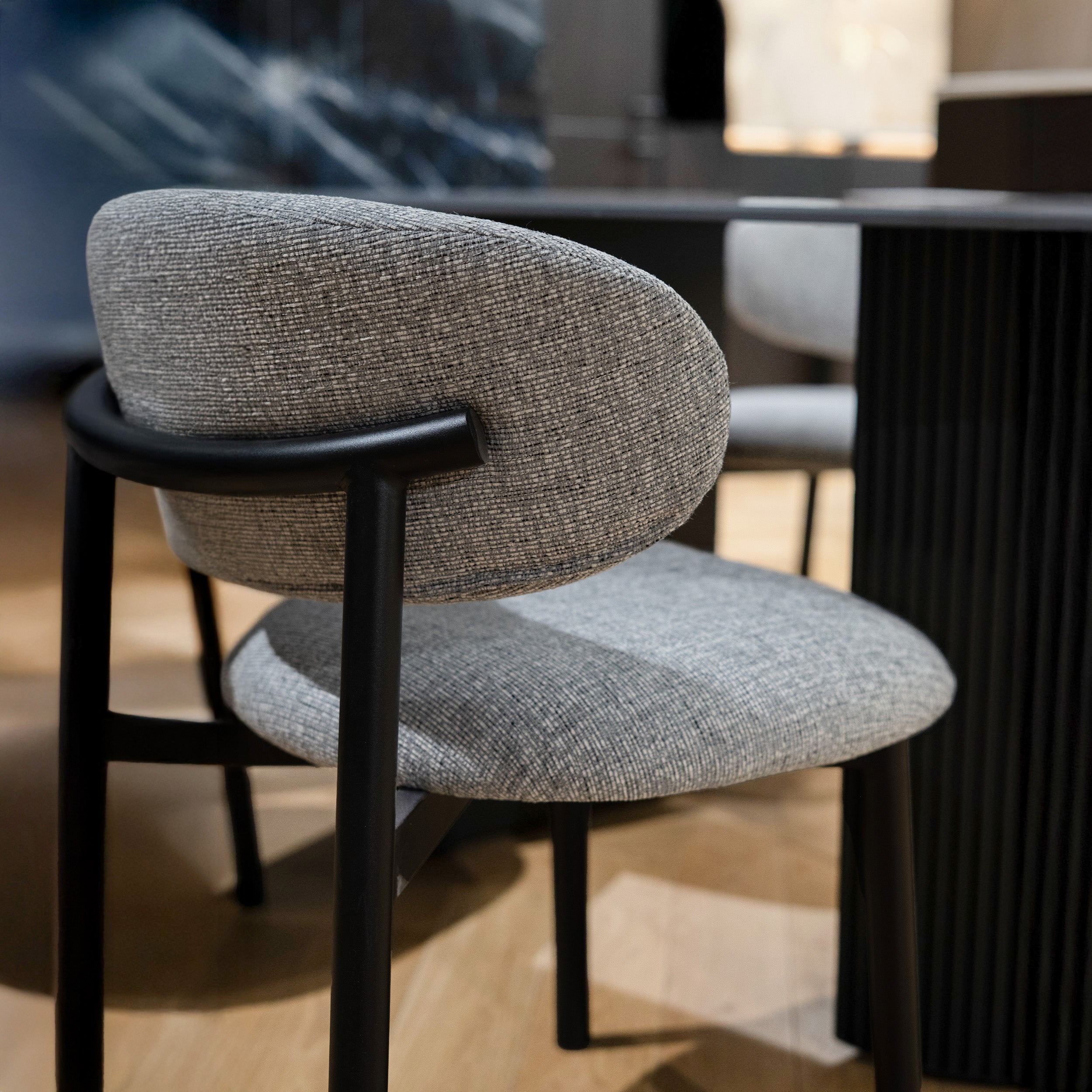 Nao deux chaises en tissu gris