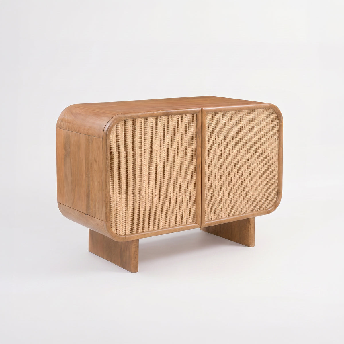 Petit buffet Ezio en bois de manguier et cannage, vue de trois quarts - Maison Pavane