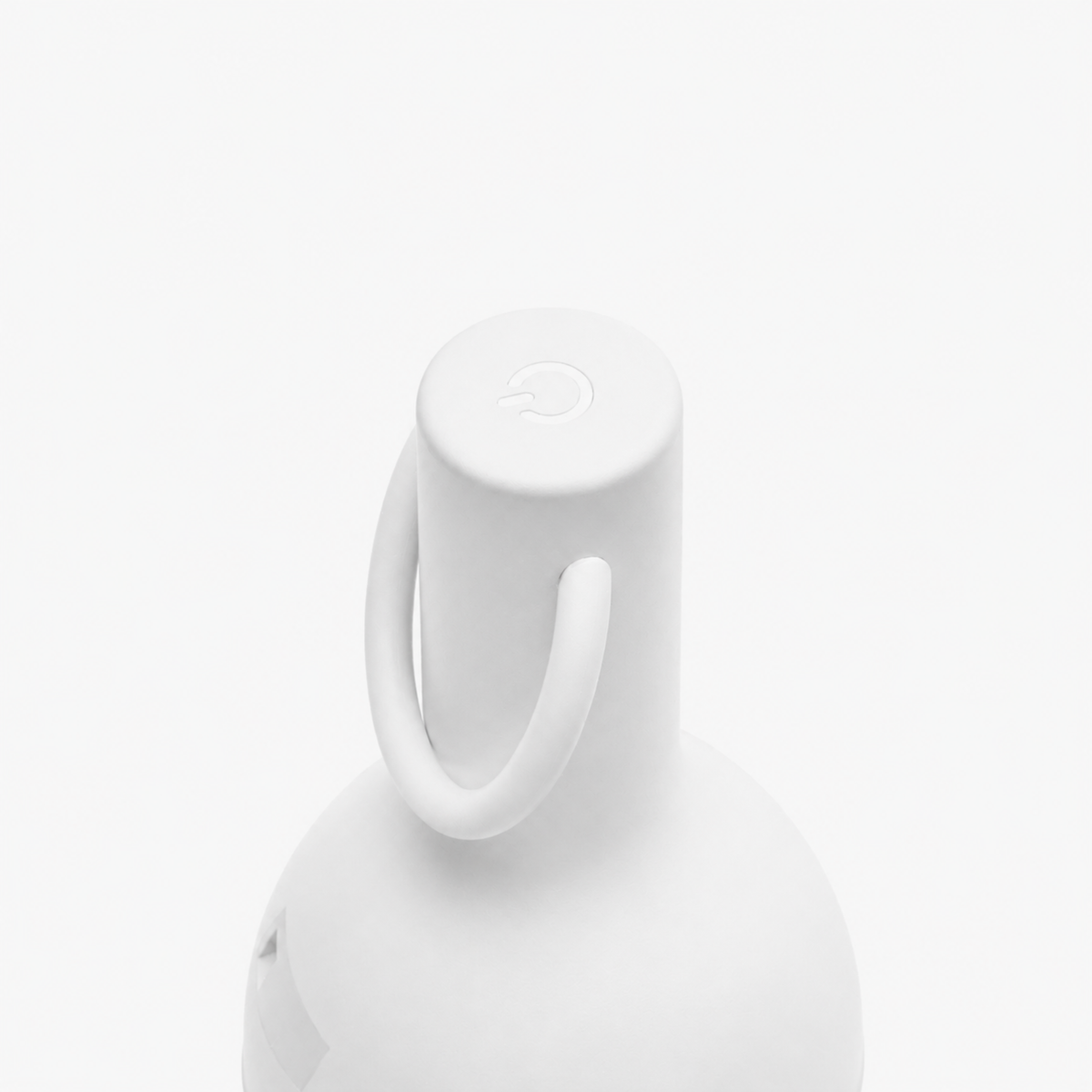 Détail de l'anse et du bouton de la petite lampe nomade Elo en plastique blanc - Maison Pavane